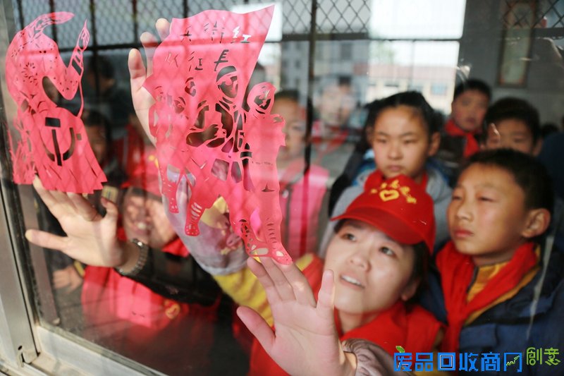 淮北志愿者剪纸“讲述”长征精神