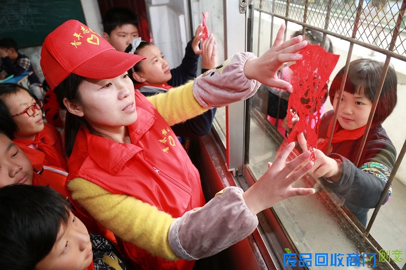 淮北志愿者剪纸“讲述”长征精神