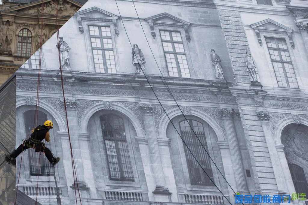 艺术家玩错觉贴纸 “变没”卢浮宫玻璃金字塔（组图）