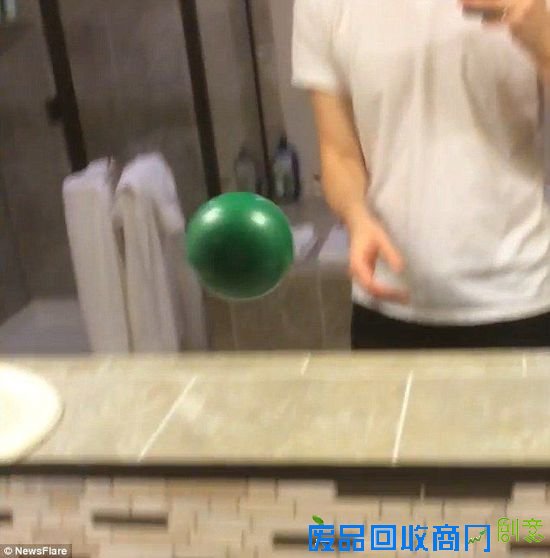 美国男子利用光学错觉抛接球看呆众网友（组图）