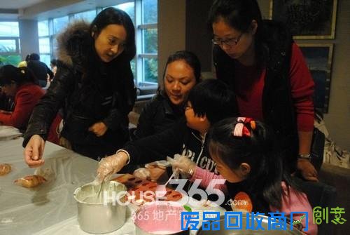 巧克力DIY 大家齐心协力 365地产家居网黄蓉/摄