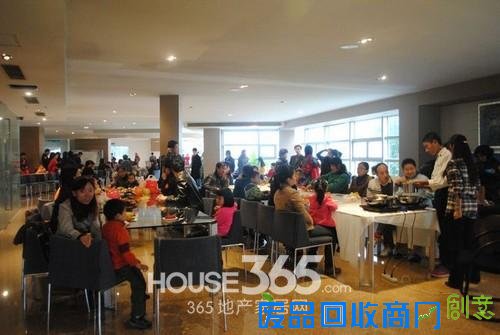 大家到场，售楼处被挤爆啦 365地产家居网黄蓉/摄