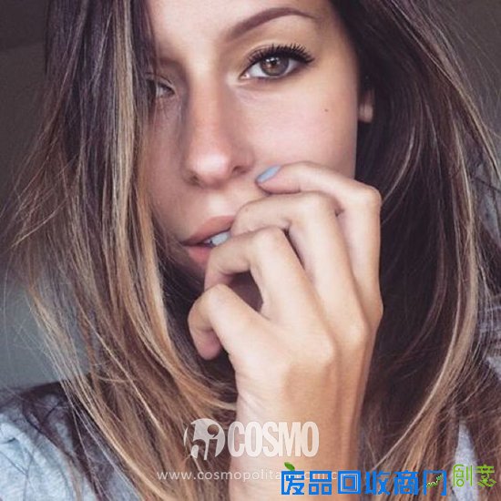 这位红遍ins的英国彩妆师 靠玩嘴唇涂鸦赚翻了