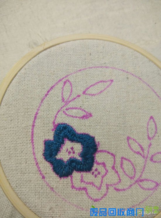 无名蓝花刺绣手工 第4步