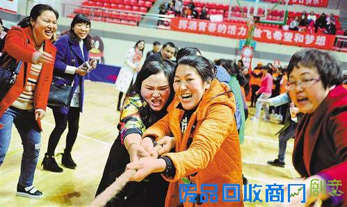 3月3日，酉阳举办了一场迎“三八”趣味活动，32支代表队的200多名女同胞参加了主题为“健康快乐，美丽同行”的趣味活动。本次趣味活动由酉阳县妇联、县体育发展中心主办，旨在提高妇女身体素质和积极向上的精神面貌。