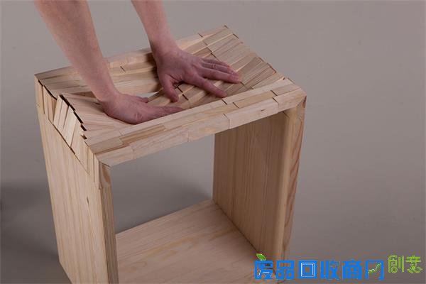  软硬兼备的木凳子
