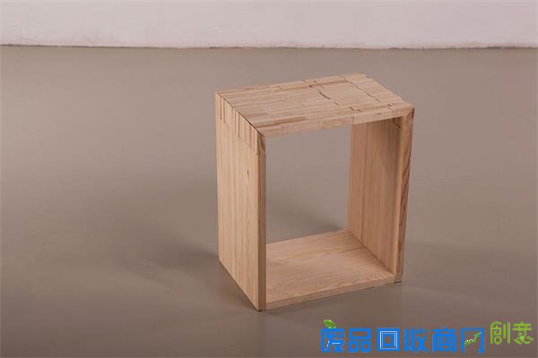  软硬兼备的木凳子