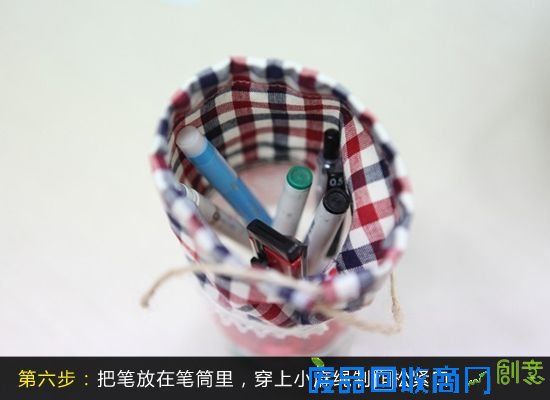 如果有需要的朋友，还能给笔筒弄上个挂绳，挂在墙壁上更加方便