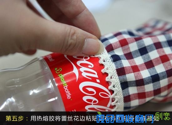 粘贴完花边之后要等热熔胶稍微干一点才能进行下一个步骤