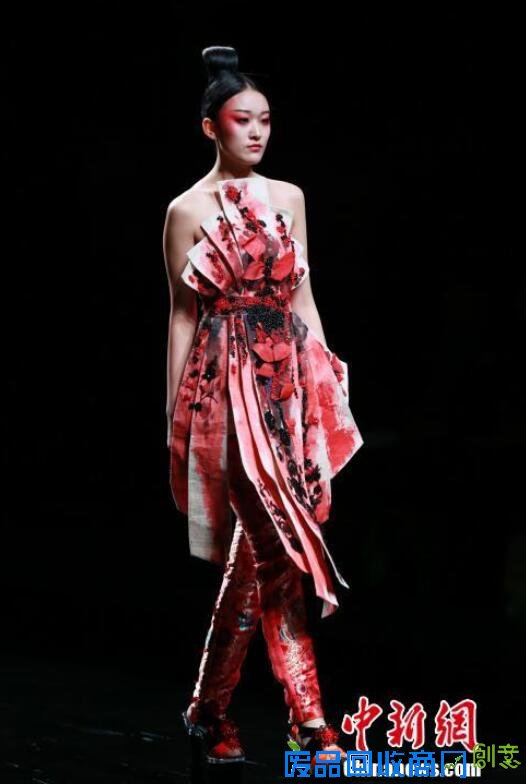手工绘画时装展亮相中国国际时装周舞台