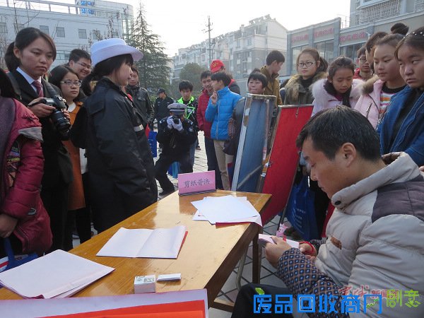 旌德民间剪纸艺术亮相县城“12.4”普法现场(组图)