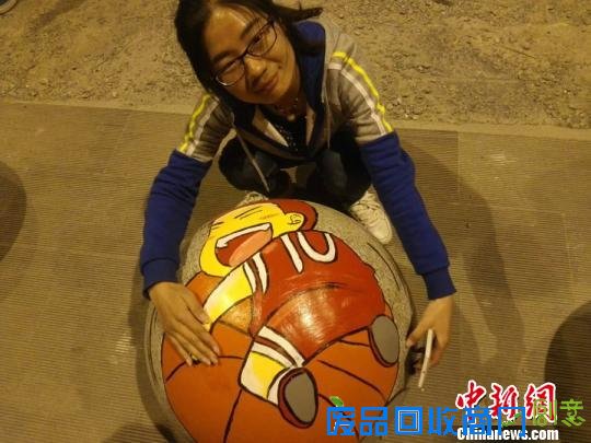 河南一高校掀艺术涂鸦热潮 石墩新颜扮靓校园