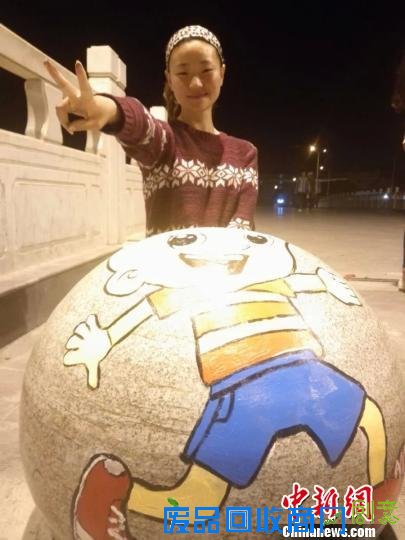 河南一高校掀艺术涂鸦热潮 石墩新颜扮靓校园