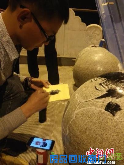 河南一高校掀艺术涂鸦热潮石墩新颜扮靓校园