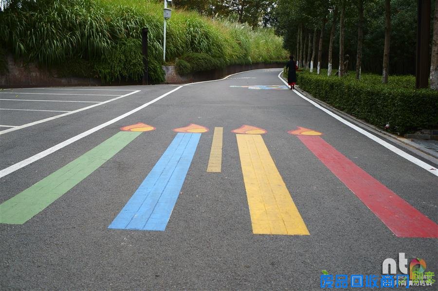 彩虹涂鸦手绘 湖北一公园创意涂鸦路成别样风景