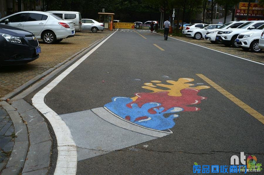 彩虹涂鸦手绘 湖北一公园创意涂鸦路成别样风景