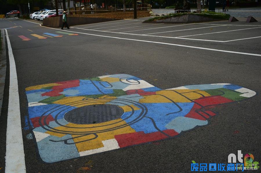 彩虹涂鸦手绘 湖北一公园创意涂鸦路成别样风景