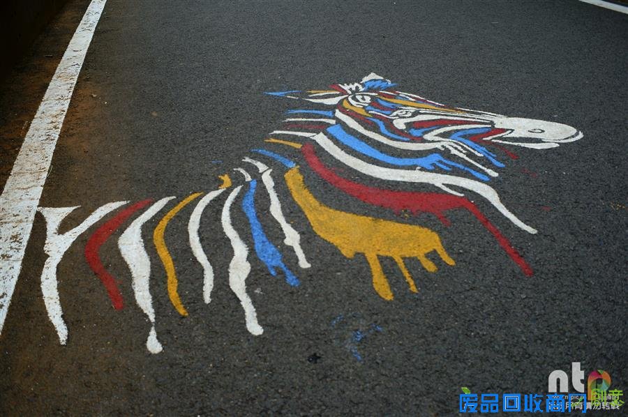 彩虹涂鸦手绘 湖北一公园创意涂鸦路成别样风景