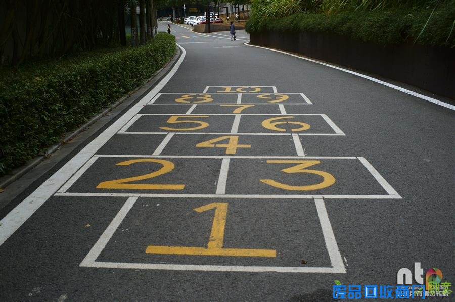 彩虹涂鸦手绘 湖北一公园创意涂鸦路成别样风景