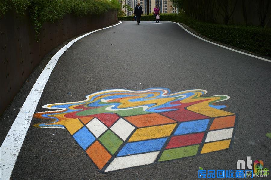 彩虹涂鸦手绘 湖北一公园创意涂鸦路成别样风景