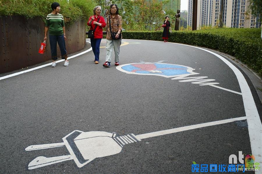 彩虹涂鸦手绘 湖北一公园创意涂鸦路成别样风景