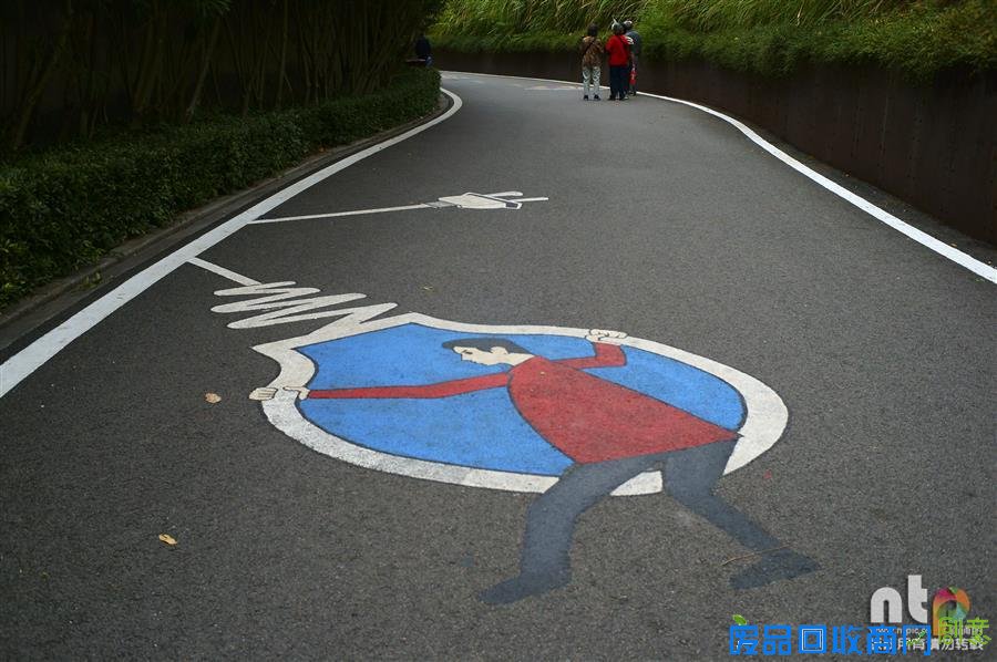 彩虹涂鸦手绘 湖北一公园创意涂鸦路成别样风景
