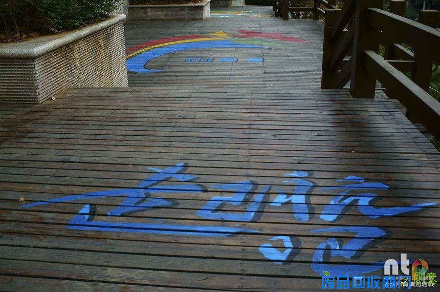 彩虹涂鸦手绘 湖北一公园创意涂鸦路成别样风景