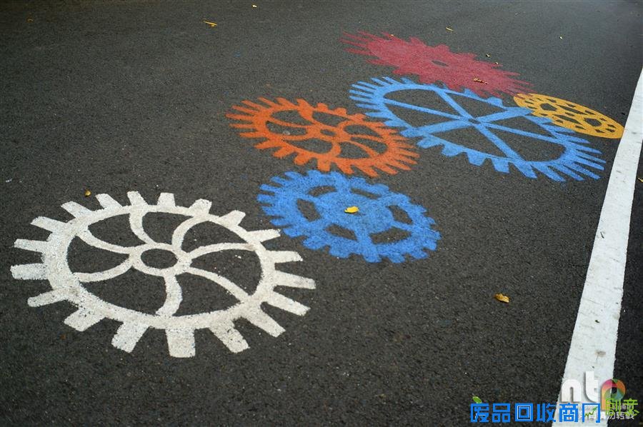 彩虹涂鸦手绘 湖北一公园创意涂鸦路成别样风景