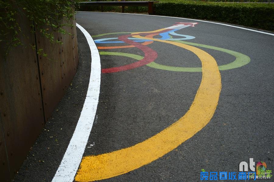 彩虹涂鸦手绘 湖北一公园创意涂鸦路成别样风景