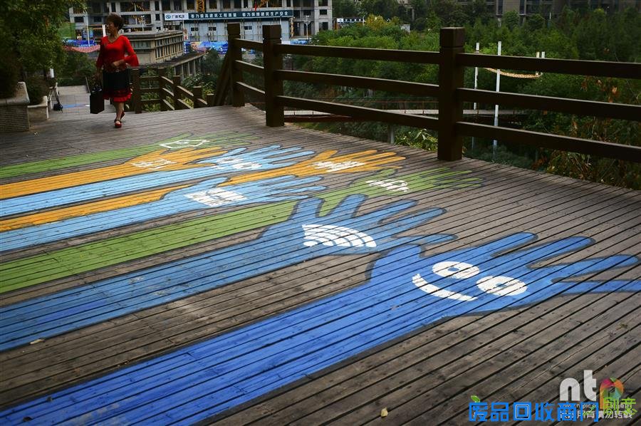 彩虹涂鸦手绘 湖北一公园创意涂鸦路成别样风景