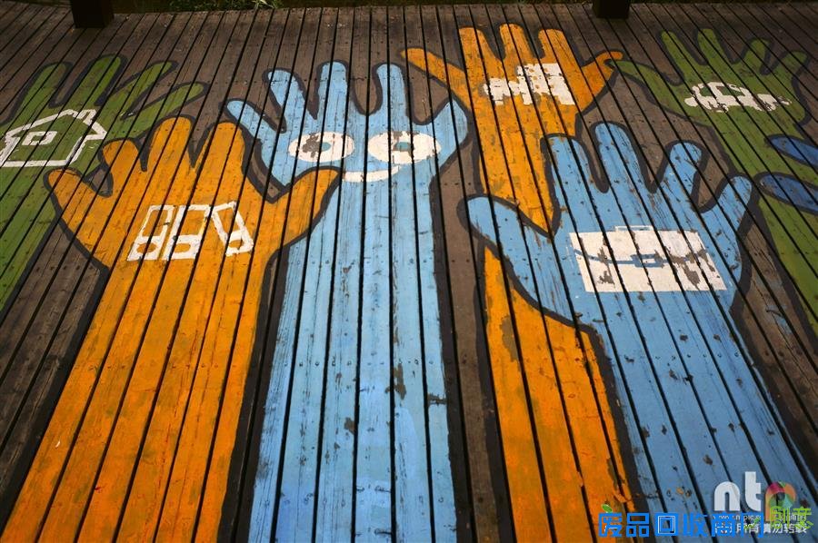 彩虹涂鸦手绘 湖北一公园创意涂鸦路成别样风景