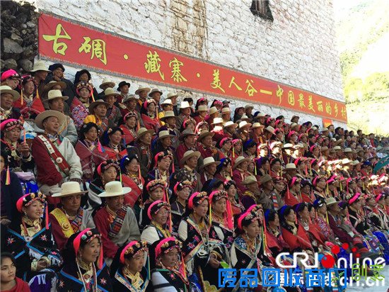 身着节日盛装到现场观看