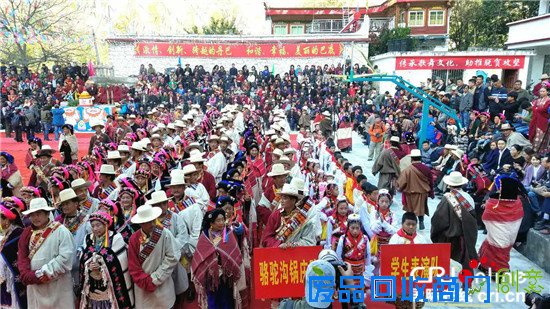 参加风情节的表演队伍入场