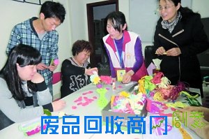 精美纸花手中绽放