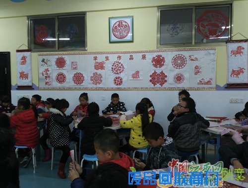 新余仙来学校：巧手剪纸迎新年（图）