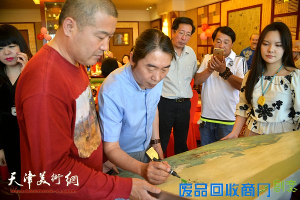 郝跃先在被收藏作品上签名。