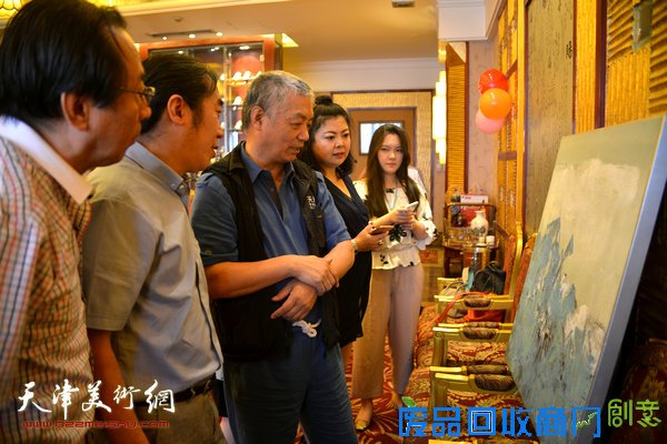 郝跃先与孙建平、郑爱民等观赏作品。