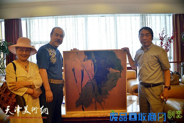 郝跃先与著名油画家张树德、吴薇夫妇。