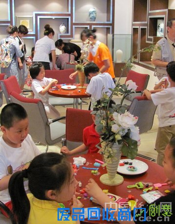 欢度"六一"儿童节陶艺"小师傅"陶瓷基地展才艺