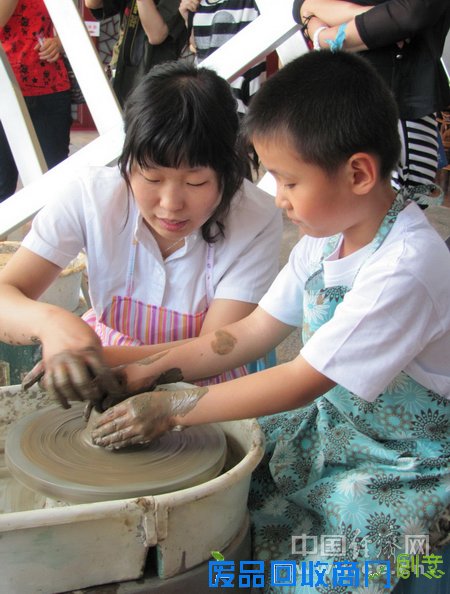 欢度"六一"儿童节陶艺"小师傅"陶瓷基地展才艺