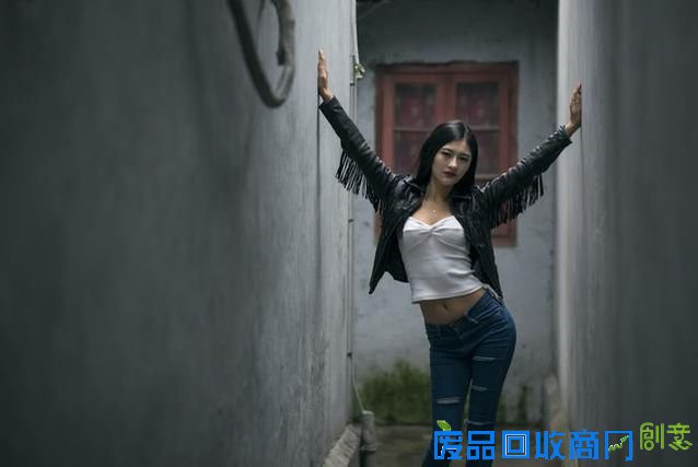 美女小巷演绎另类街拍，大家猜她是做什么的？