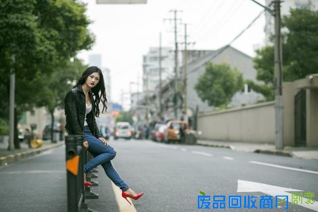 美女小巷演绎另类街拍，大家猜她是做什么的？