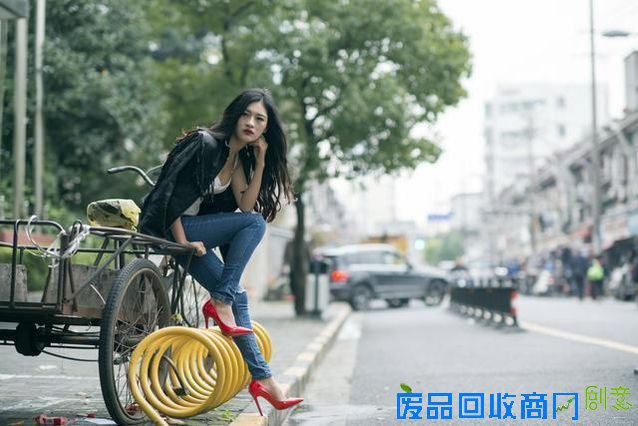 美女小巷演绎另类街拍，大家猜她是做什么的？