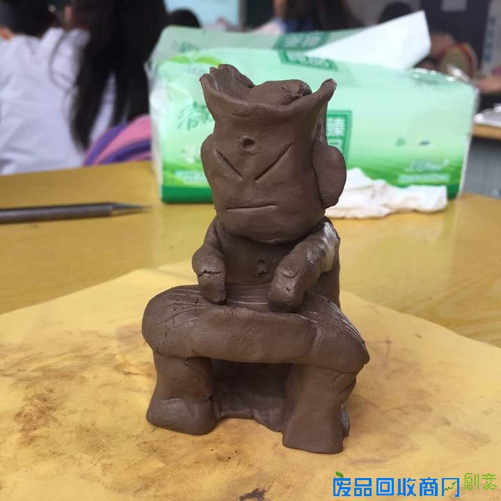 自己挖土玩一把 海宁学生选修泥塑课