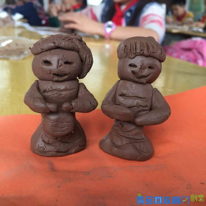 自己挖土玩一把 海宁学生选修泥塑课