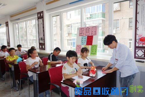 尖山街红山里社区开展快乐营地之手工折纸课