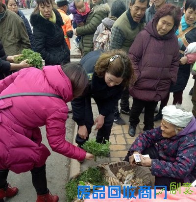 女城管帮老人卖菜成“网红”:就想老人早点回家