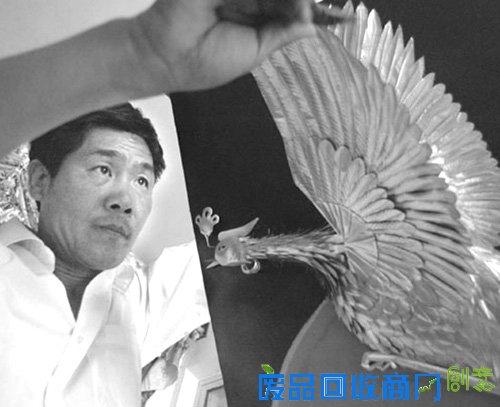 易拉罐“敲”出工艺品(图)