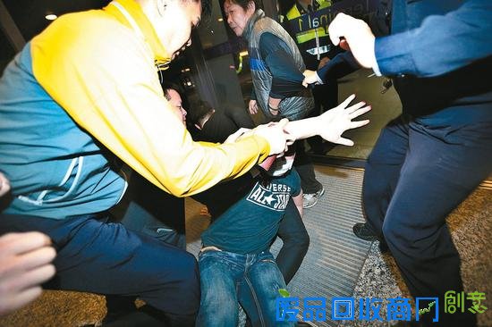 警方将突破封锁线的抗议民众按倒在地