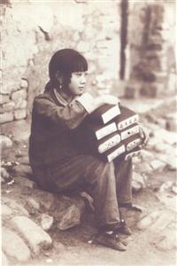 满族女孩绣几十对枕头顶做嫁妆